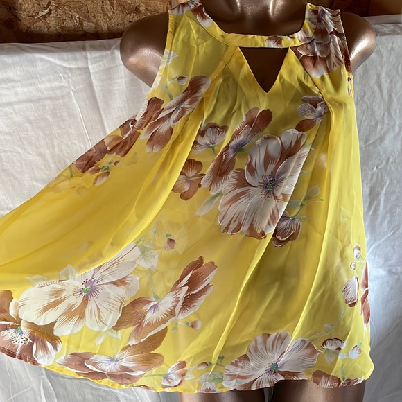 Yellow Floral Sleeveless Blouse - Picture 2 of 7